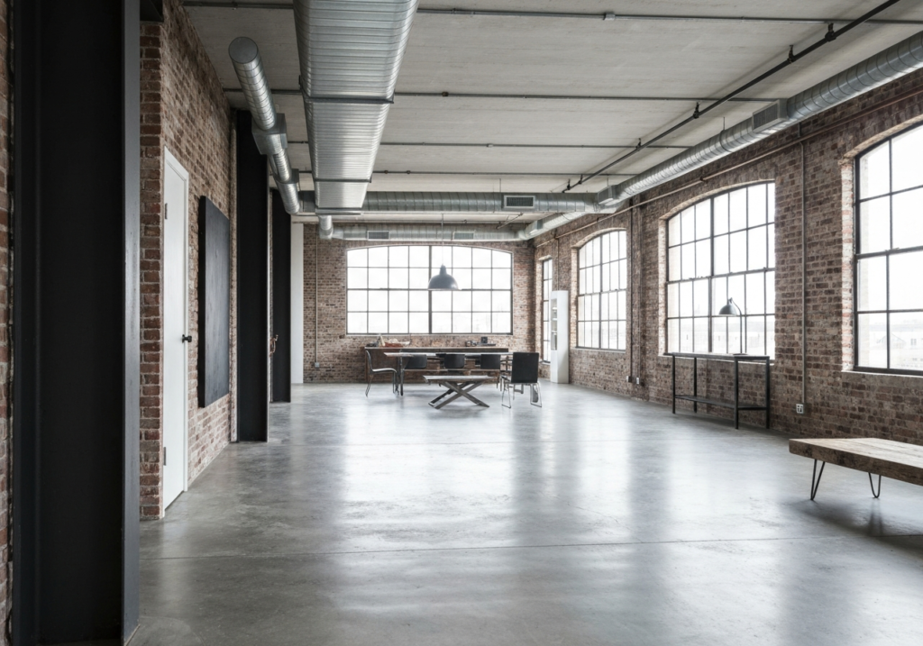 Dlaczego styl industrialny wciąż dominuje w projektowaniu loftów?